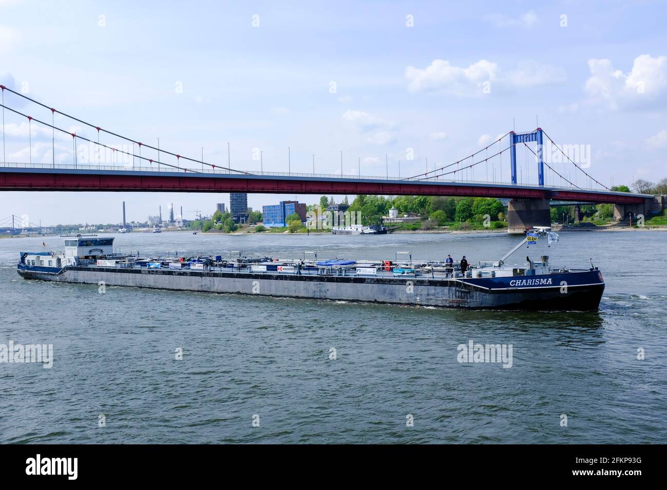 03.05.2021, Duisburg, Nordrhein-Westfalen, Deutschland - Flussabwaerts fahrendes Fachtschiff Charisma auf dem Rhein bei Duisburg-Ruhrort kurz vor dem Foto Stock