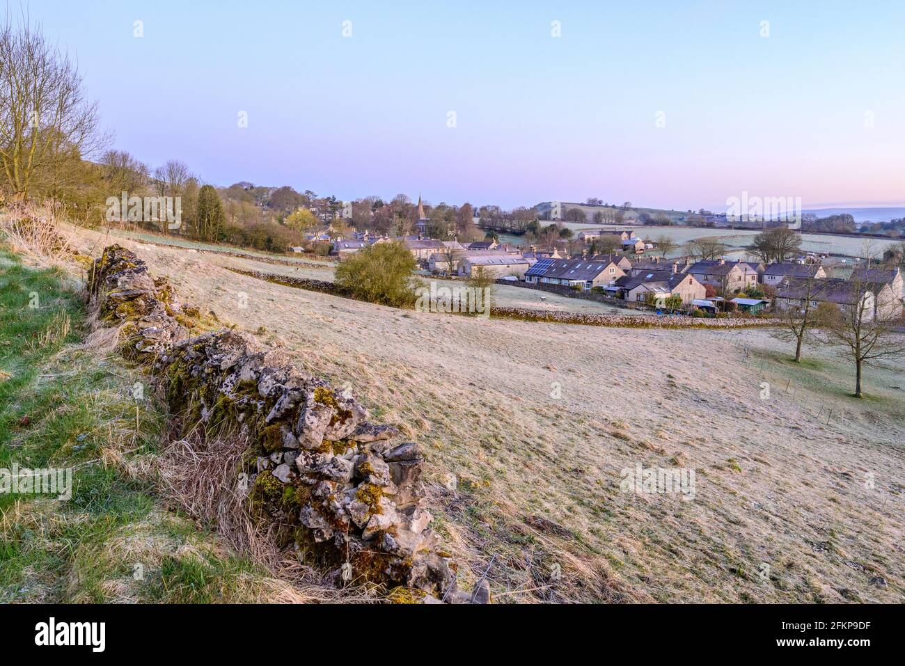 Mattina frosty nel mese di aprile, Peak District, Derbyshire, Regno Unito a Taddington vicino a Buxton e Bakewell Foto Stock