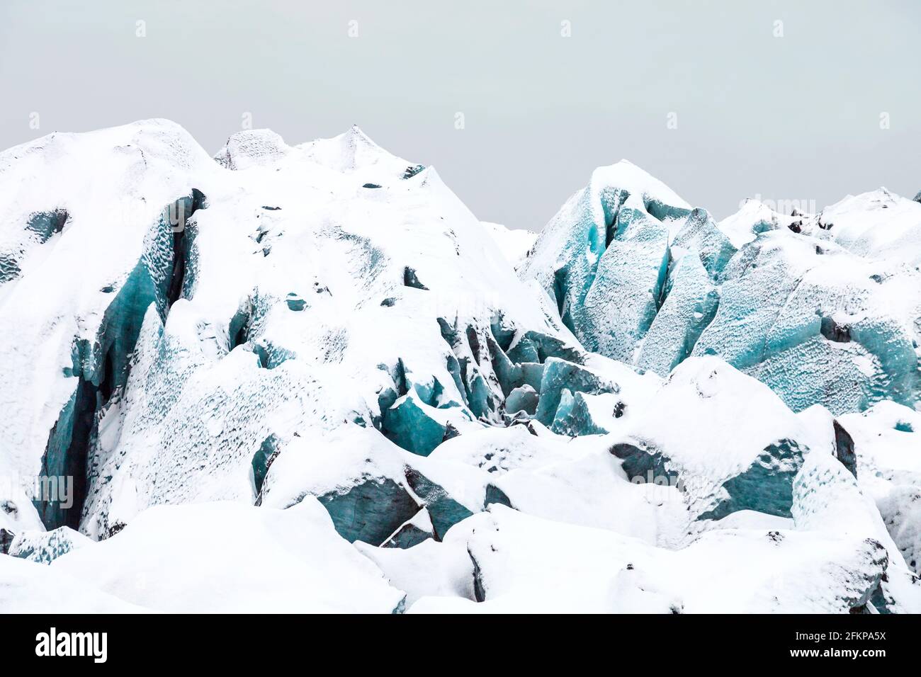 Ghiacciaio Solheimajokull ricoperta di neve, Islanda Foto Stock