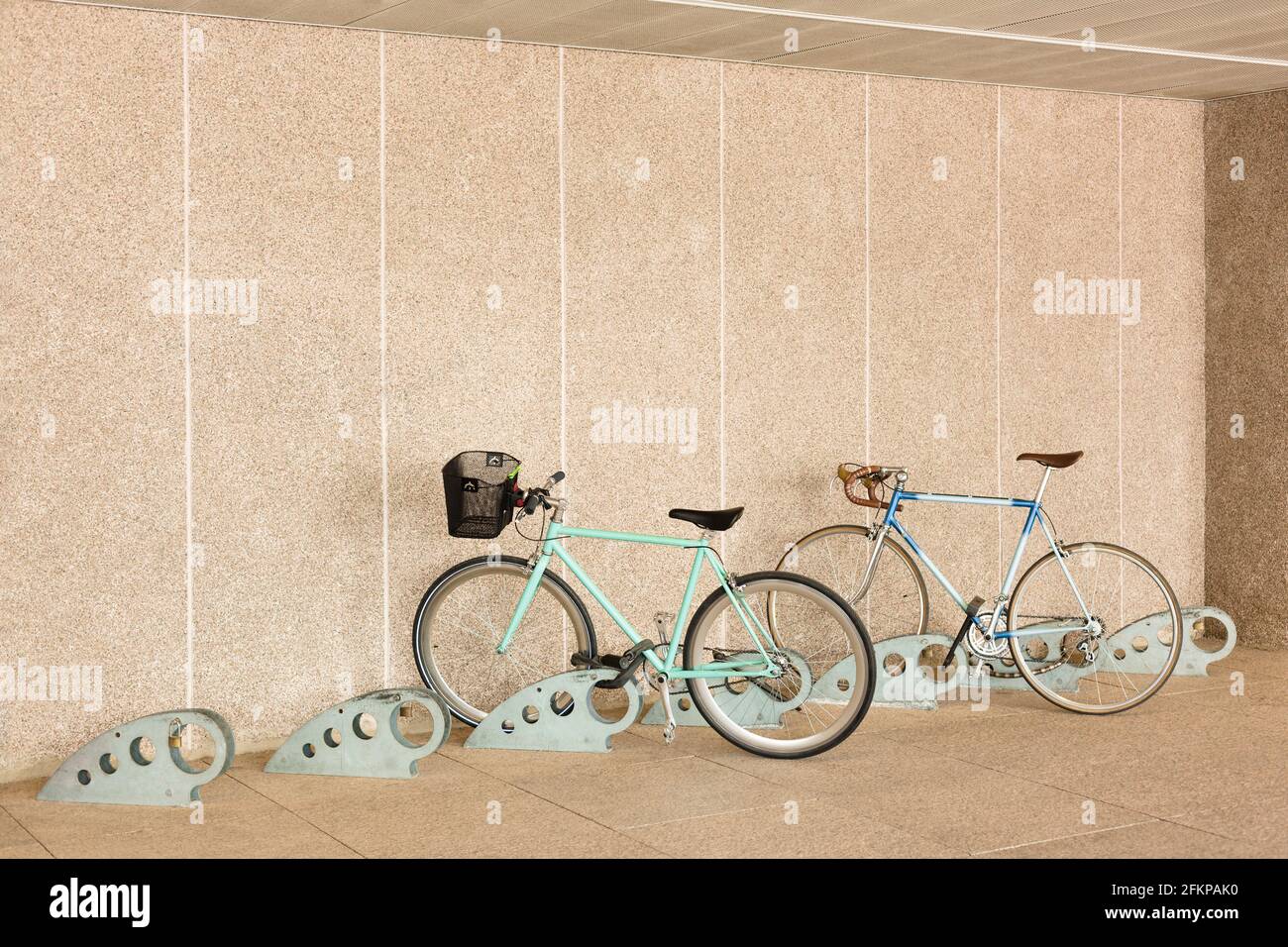 Parcheggio custodito per biciclette. Concetto di mobilità sostenibile. Spazio per il testo. Foto Stock