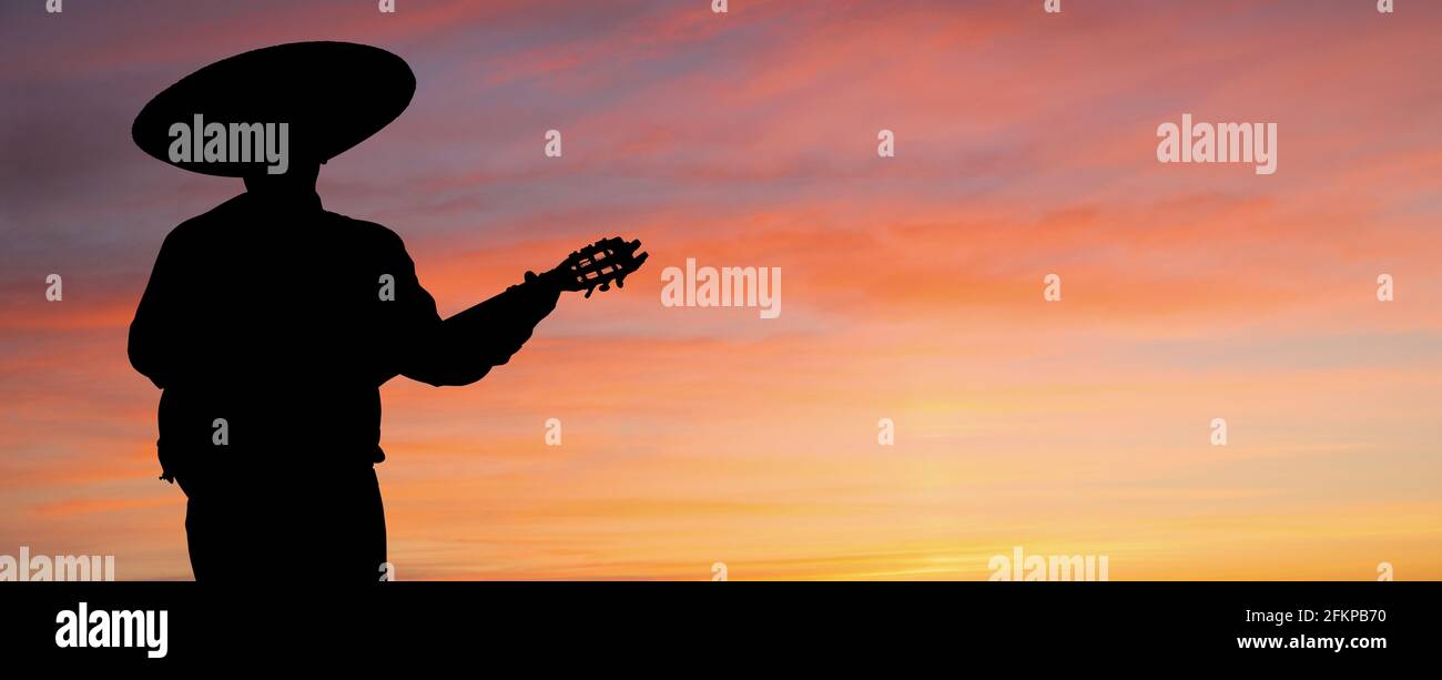 Silhouette di un musicista messicano con una chitarra Foto Stock