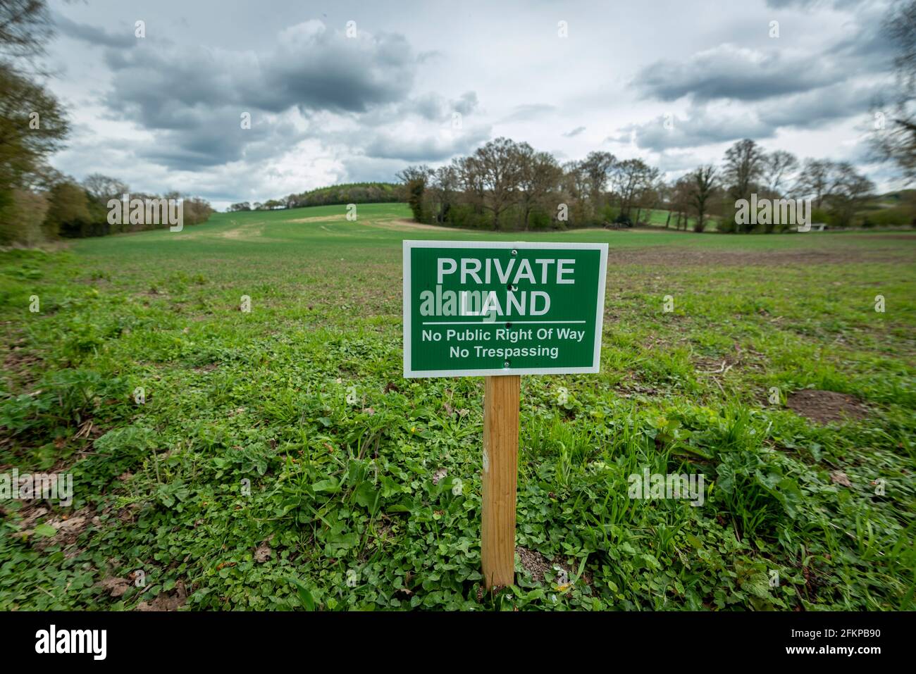 Chorleywood, Regno Unito. 3 maggio 2021. Un cartello privato segna il confine tra un sentiero pubblico e un terreno agricolo. Durante il blocco pandemico del coronavirus in corso, molte persone si sono divertite a esplorare la loro zona locale andando a piedi. L'aumento della caduta ha spinto alcuni proprietari terrieri a offrire delicati promemoria per informare le persone dove possono o non possono camminare. Credit: Stephen Chung / Alamy Live News Foto Stock