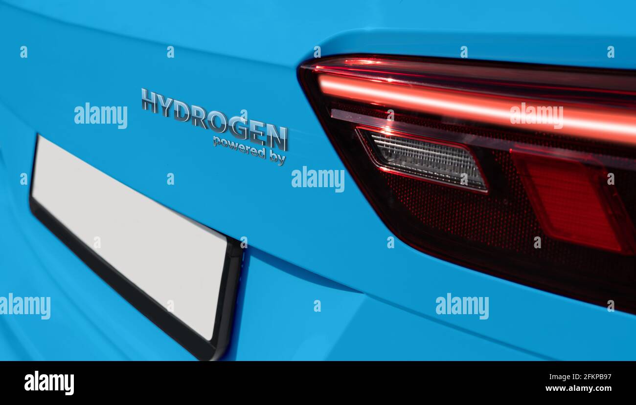 Primo piano della vettura con un'etichetta Powered by Hydrogen. Concetto di mobilità pulita Foto Stock