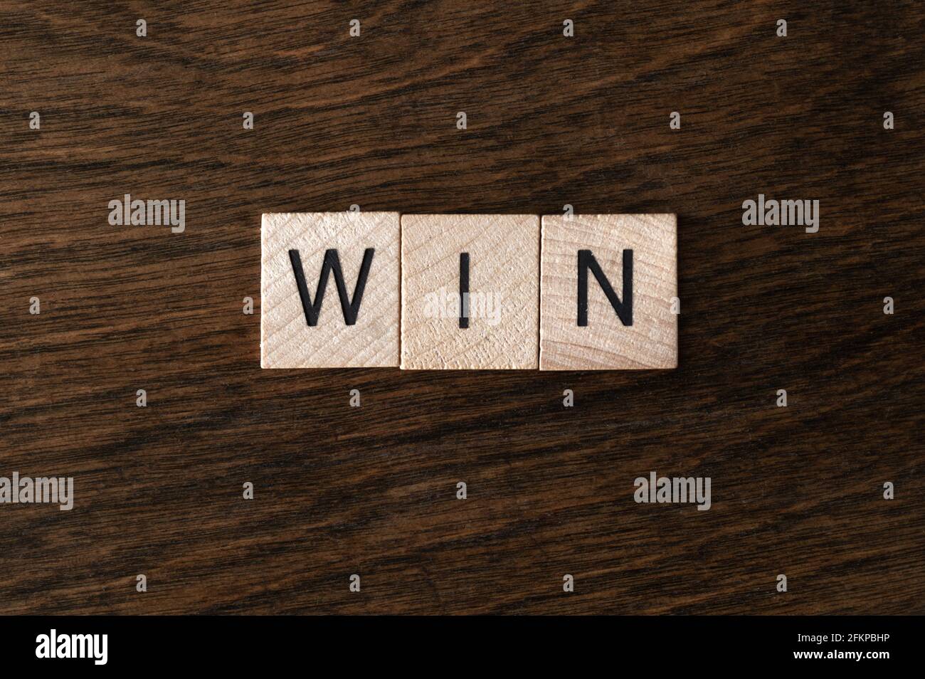 Piastrelle di legno Spell out 'Win' Foto Stock