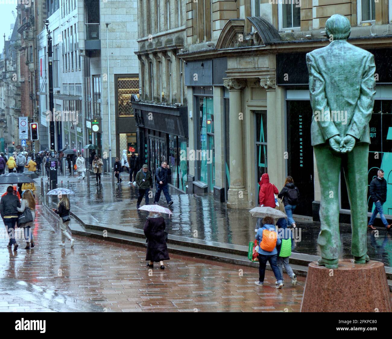 Glasgow, Scozia, Regno Unito. 3 maggio 2021. UK Weather: Pioggia torrenziale per la vacanza in banca ha visto il recente buon tempo dare il posto ad una pletora di ombrello. Credit: Gerard Ferry/Alamy Live News Foto Stock
