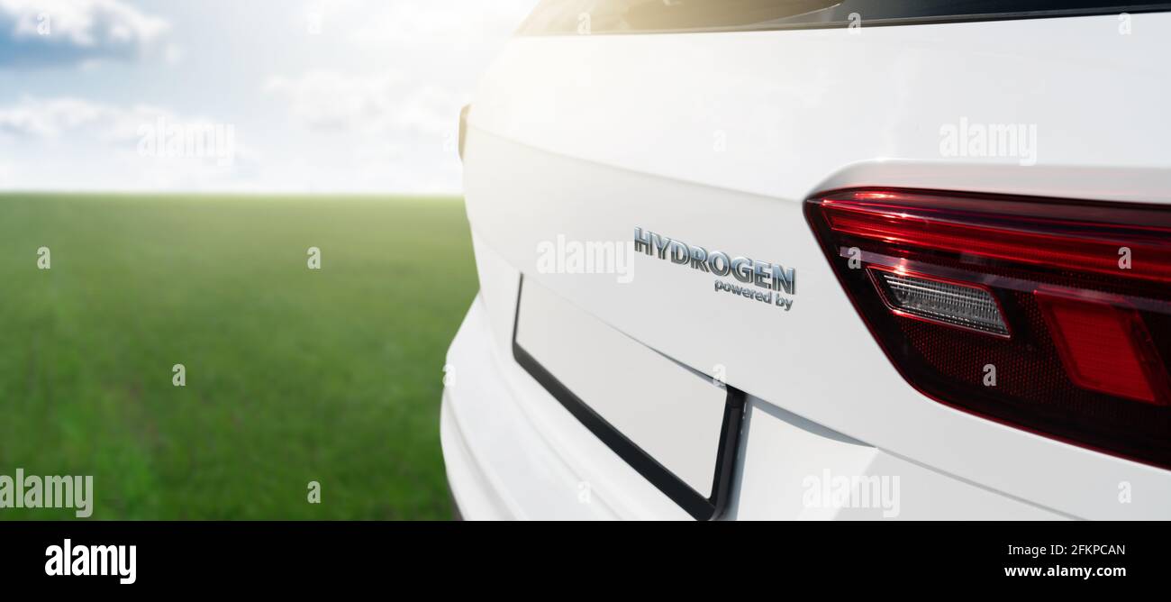 Primo piano della vettura con un'etichetta Powered by Hydrogen. Concetto di mobilità pulita Foto Stock