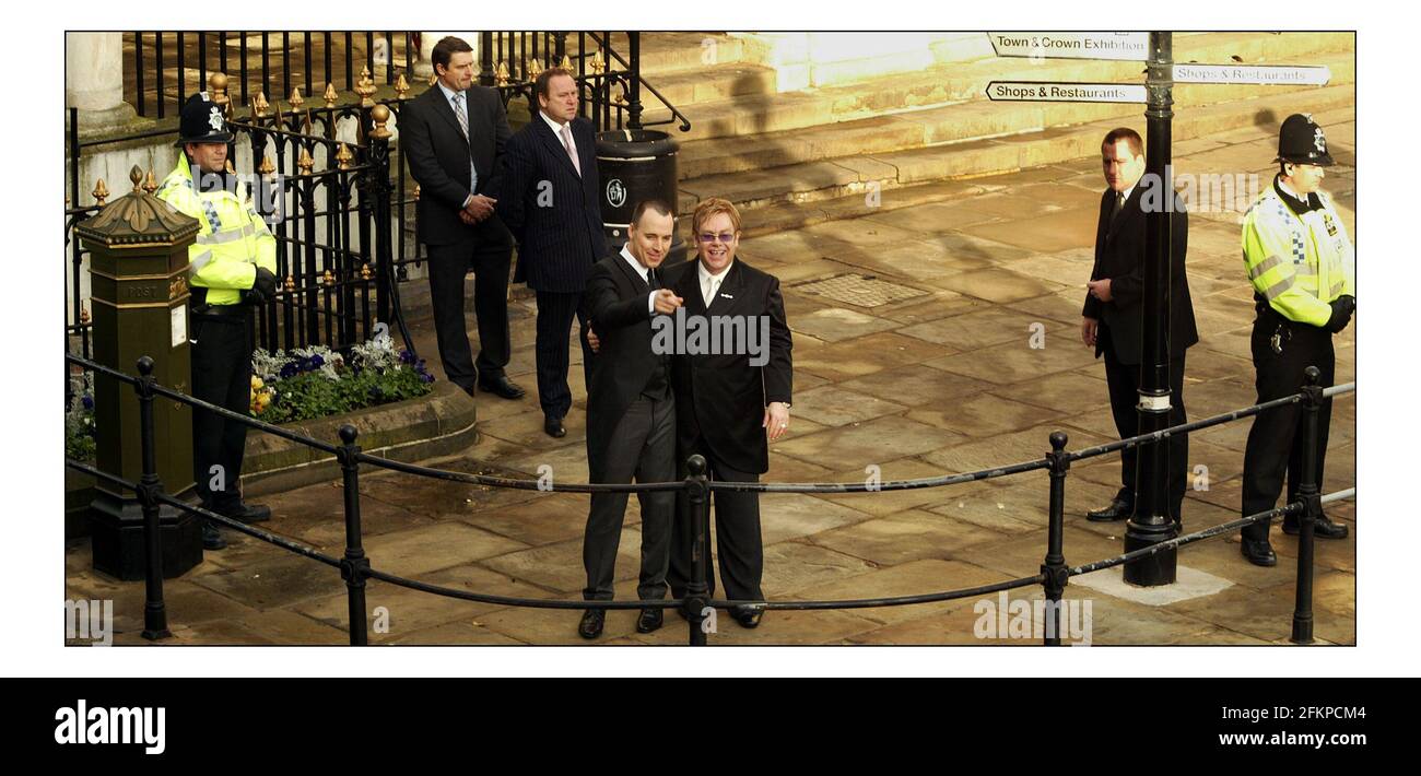 Sir Elton John e David si congedano come coppia sposata dopo la cerimonia di partnership civile presso la Guildhall, Windsor.pic David Sandison 21/12/2005 Foto Stock