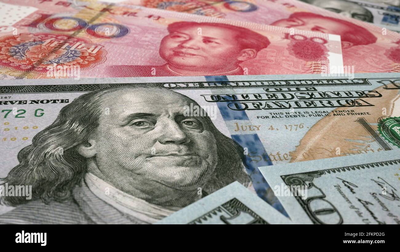 Sfondo della valuta. Primo piano di 100 dollari americani e 100 banconote cinesi Yuan. Profondità di campo poco profonda. Rendering 3D Foto Stock