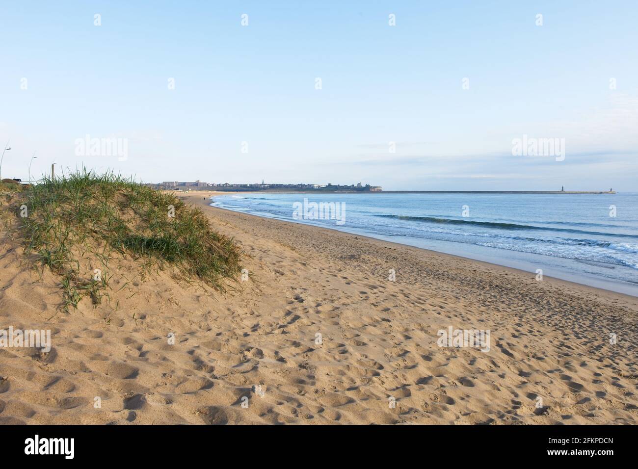 La sabbia dorata si estende lungo la spiaggia di Sandhaven a South Shields in South Tyneside. Foto Stock