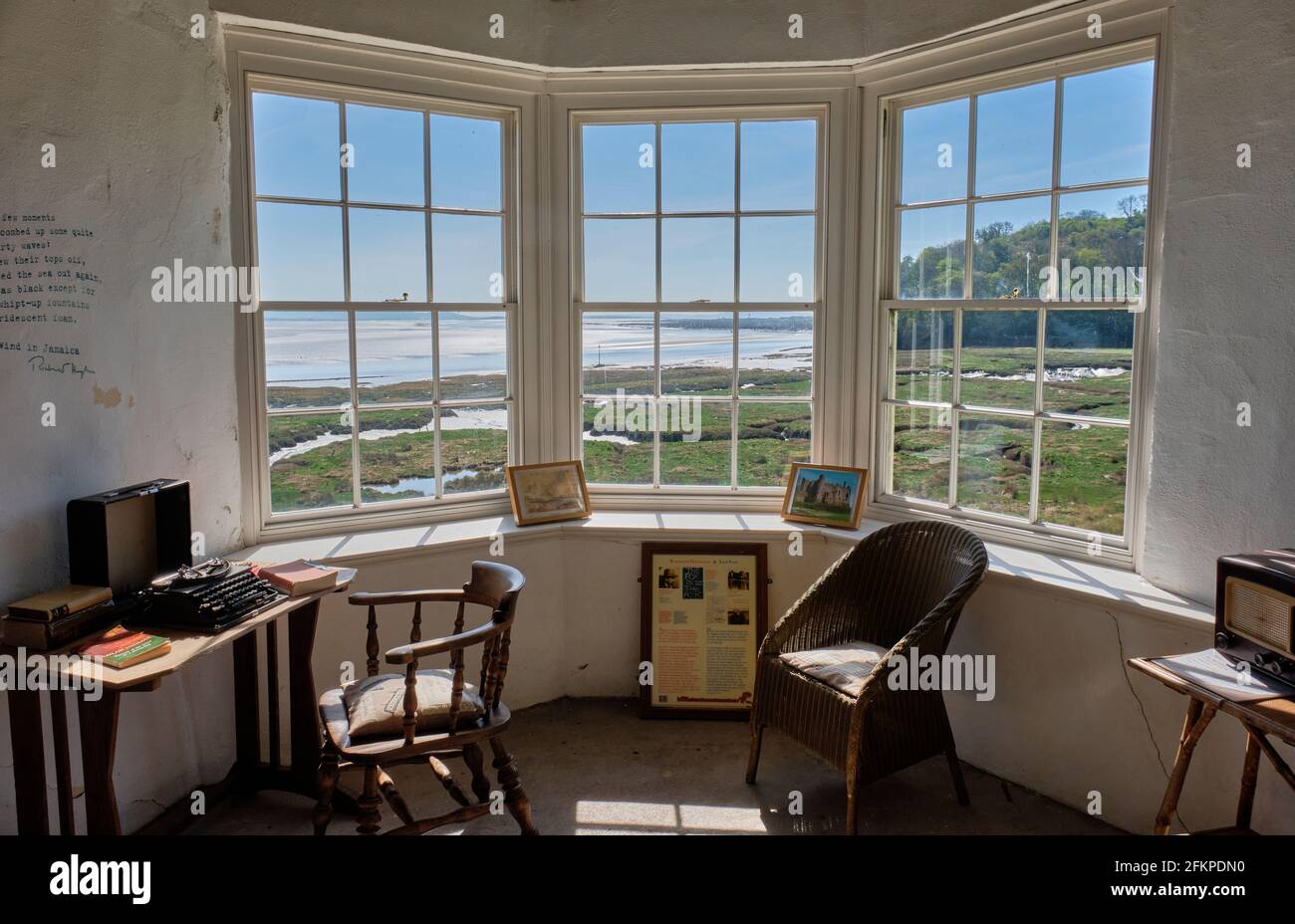 La stanza di scrittura di Dylan Thomas nella Summerhouse al castello di Laugharne, Laugharne, Carmarthenshshire Foto Stock
