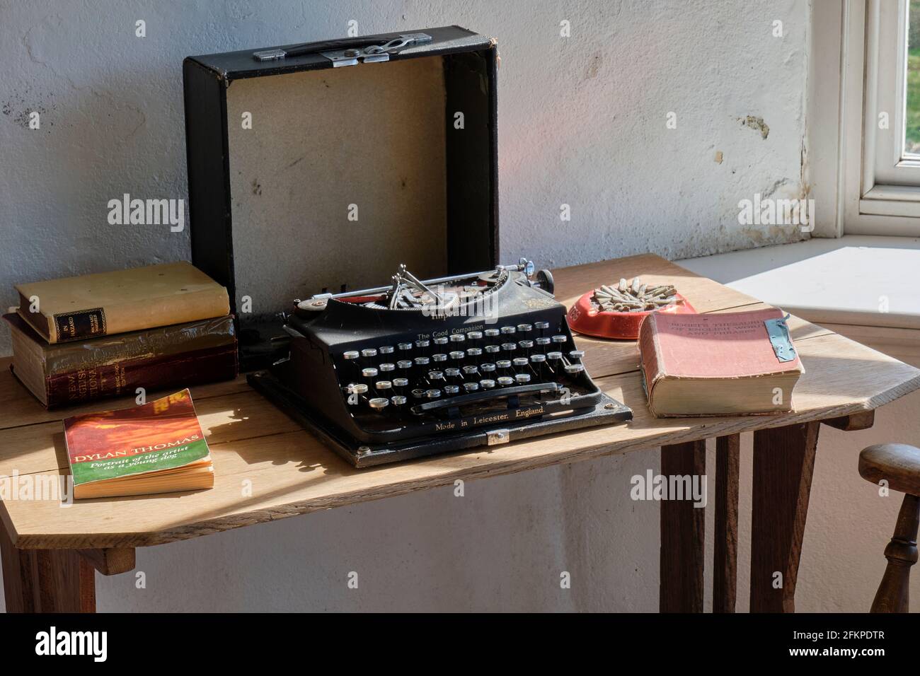 La macchina da scrivere nella sala di scrittura di Dylan Thomas nella Summerhouse del castello di Laugharne, Laugharne, Carmarthenshshire Foto Stock