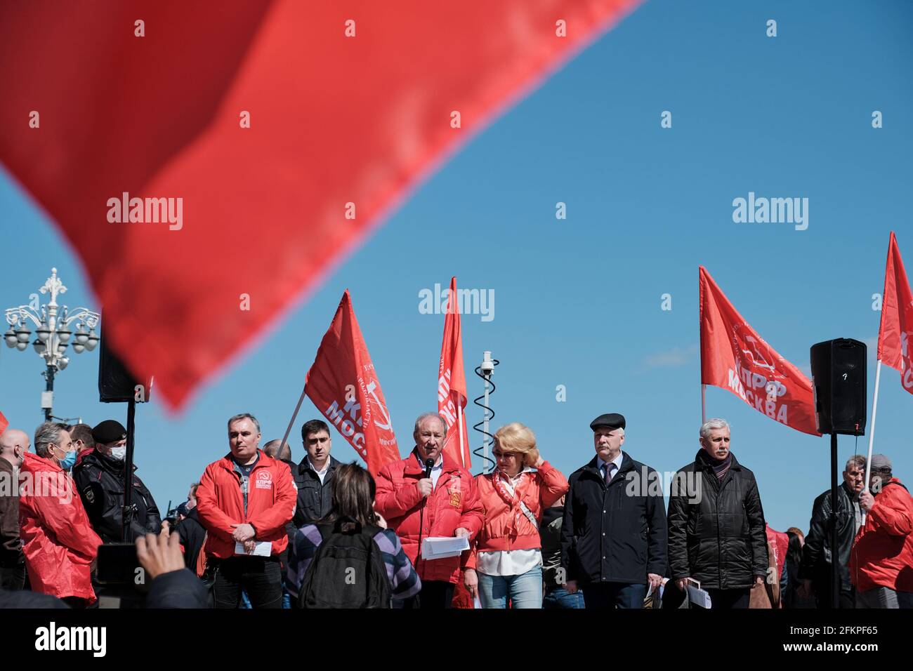 Mosca, Russia. 01 Maggio 2021. I membri del Comitato Centrale del Partito Comunista della Federazione Russa parlano ai sostenitori del rally. Giornata della solidarietà internazionale dei lavoratori 1 maggio. Incontro dei deputati del Partito Comunista con i sostenitori nella piazza Novopushkinsky. (Foto di Mihail Siergiejevicz/SOPA Imag/Sipa USA) Credit: Sipa USA/Alamy Live News Foto Stock