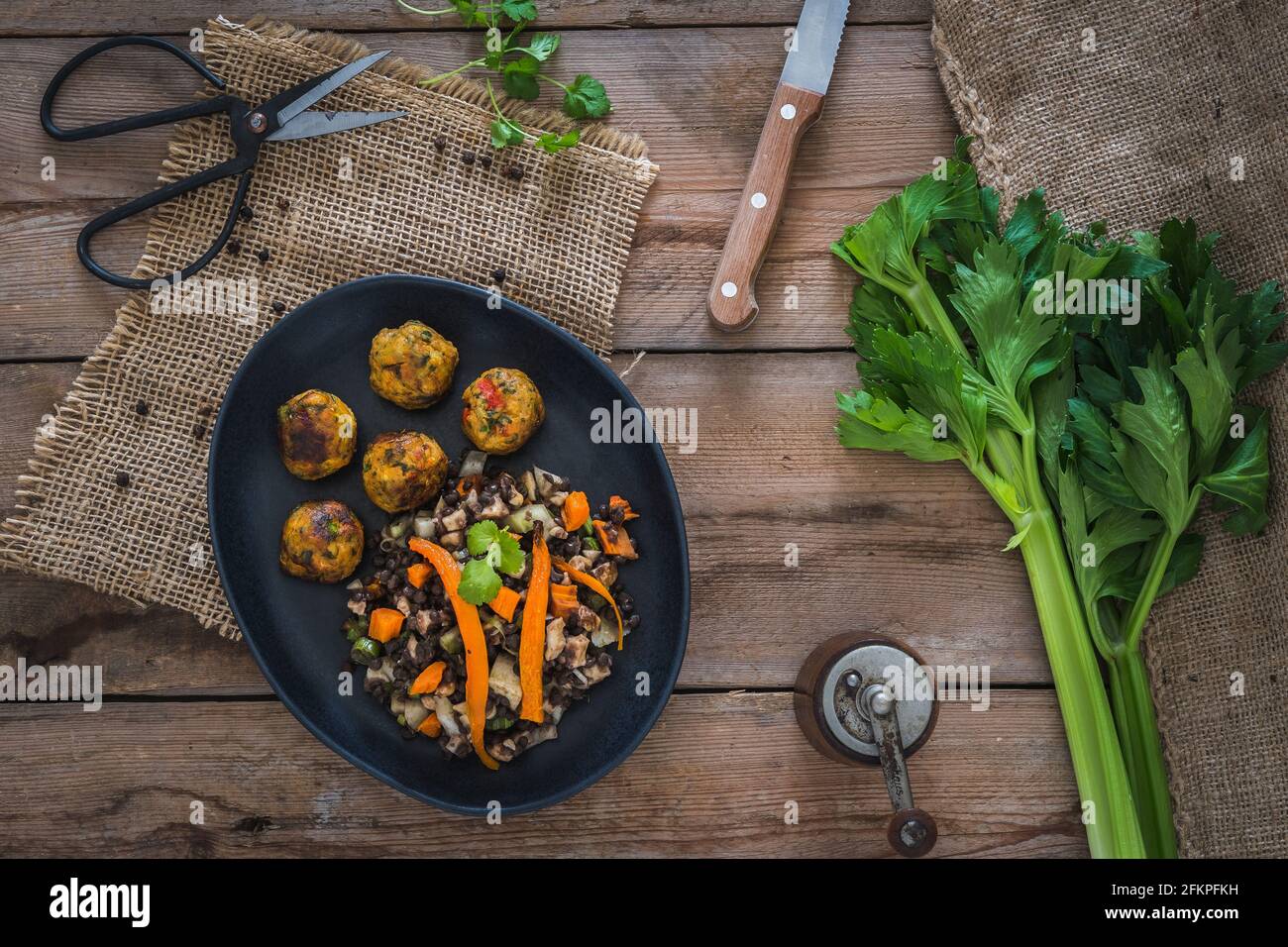 Palle di verdure grigliate con insalata di lenticchie su un tavolo rustico in legno, concetto di cibo vegano, vista dall'alto Foto Stock