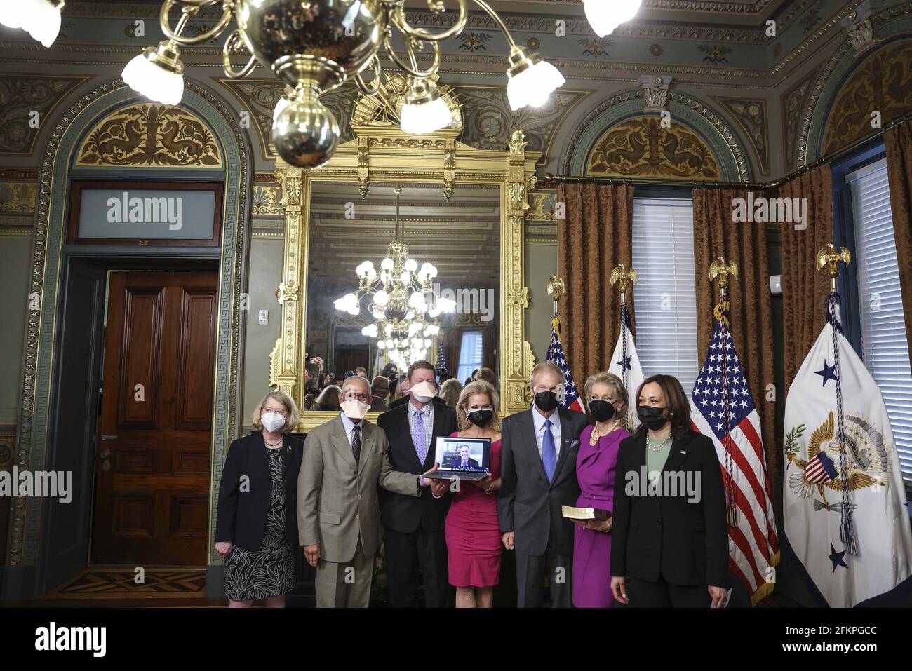 Il vicepresidente americano Kamala Harris, a destra, si pone per una foto in seguito ad una cerimonia di giuramento di Bill Nelson, ex senatore democratico della Florida e amministratore della National Aeronautics and Space Administration (NASA), secondo da destra, accanto a Nelson, da sinistra, attuale candidato per il vice amministratore della NASA Pam Melroy, Ex amministratore della NASA sotto Obama-Biden Charlie Bolden, suo figlio Bill Nelson Jr., sua figlia Nan Ellen Nelson, ex amministratore della NASA Jim Bridenstine, virtuale da un portatile, e sua moglie, Grace Nelson in, che detiene la bibbia, nel Eisenhower Executive Office B. Foto Stock