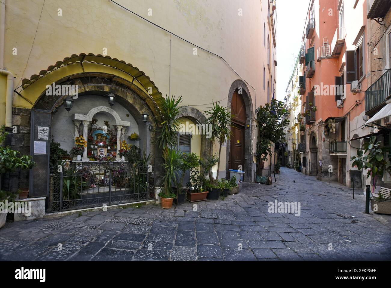 Napoli, 2 maggio 2021. Un luogo di preghiera e devozione religiosa in una strada del quartiere medievale. Foto Stock