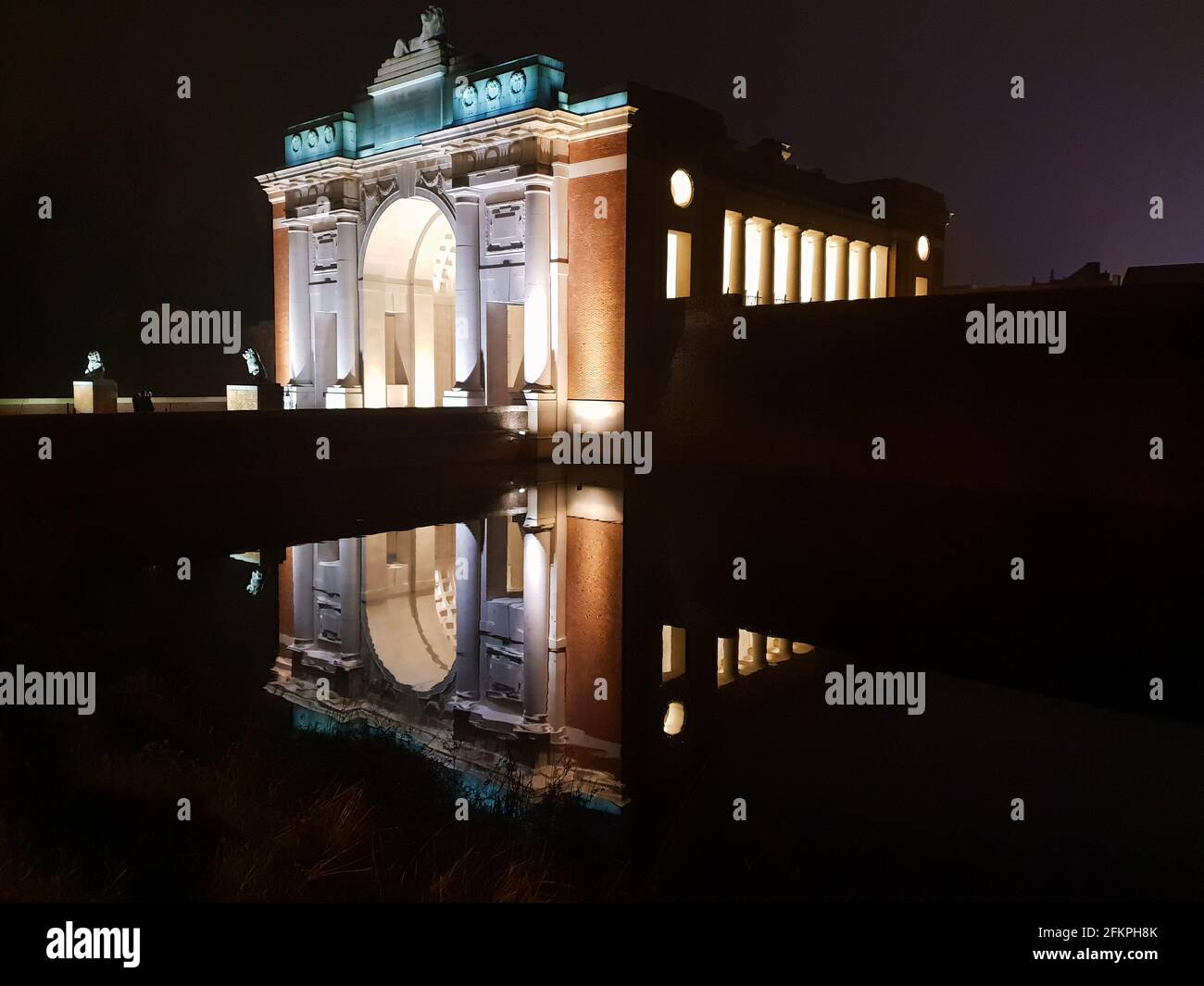 Menin Gate Memorial a Ypres riflesso in acqua Foto Stock