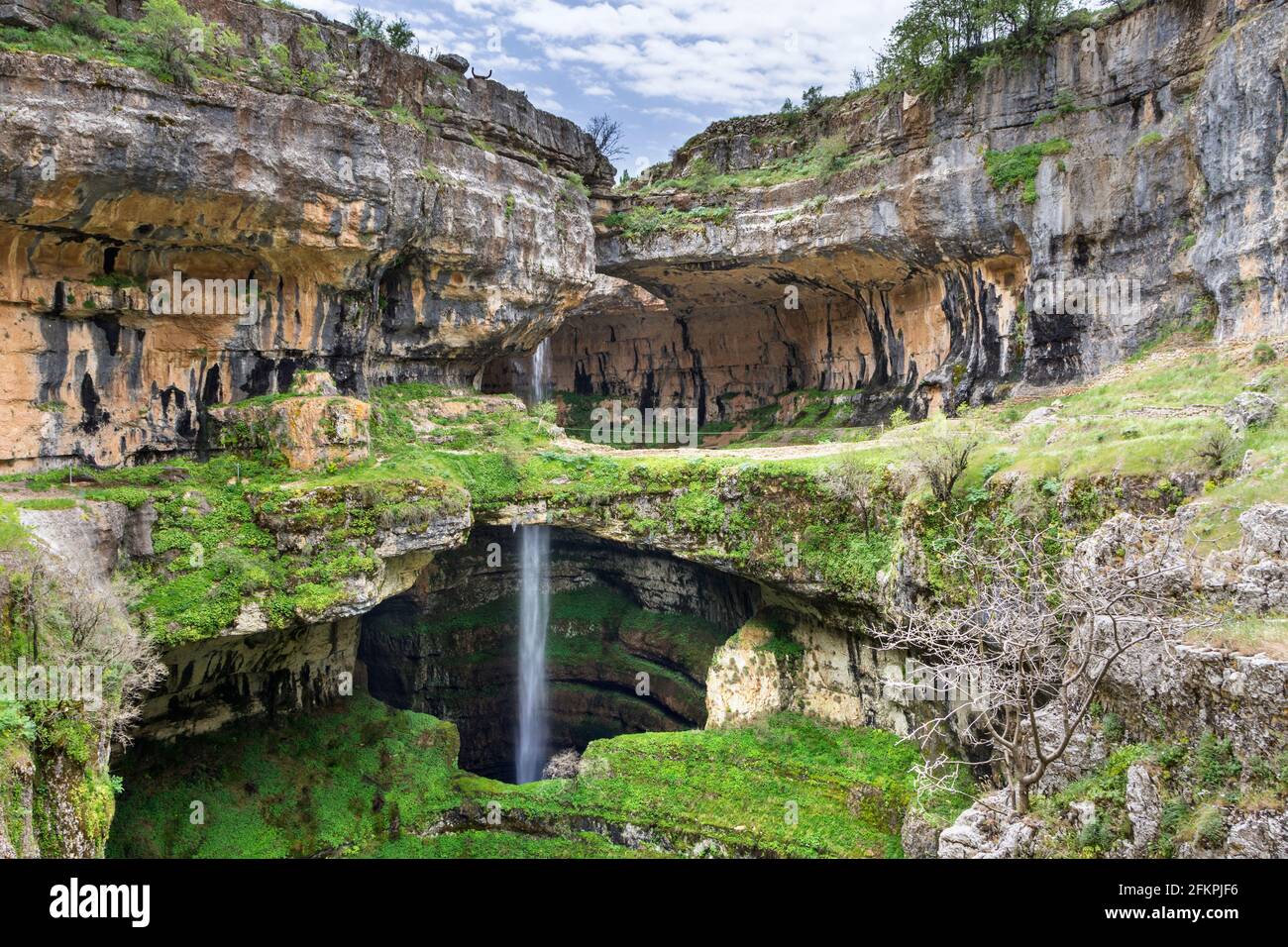 Baatara gorge cascata ed i ponti naturali, Tannourine, Libano Foto Stock