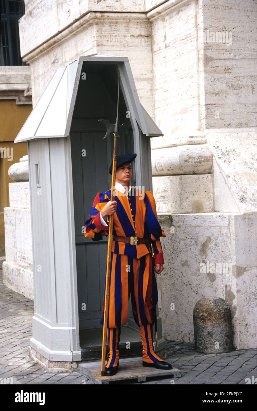 Una Guardia Svizzera si erge a guardare tenendo un luccio alla Basilica di San Pietro, Città del Vaticano, Roma, Italia. Foto Stock