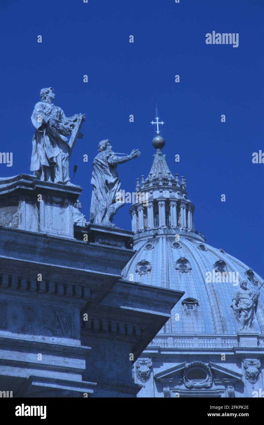 Cupola della Basilica di San Pietro al Vaticano a Roma. Foto Stock