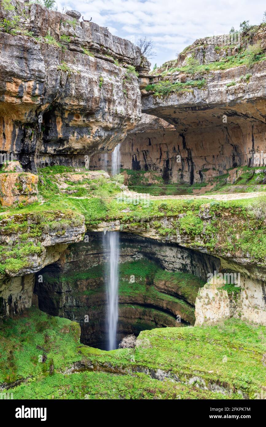 Baatara gorge cascata e i tre ponti naturali, Tannourine, Libano Foto Stock