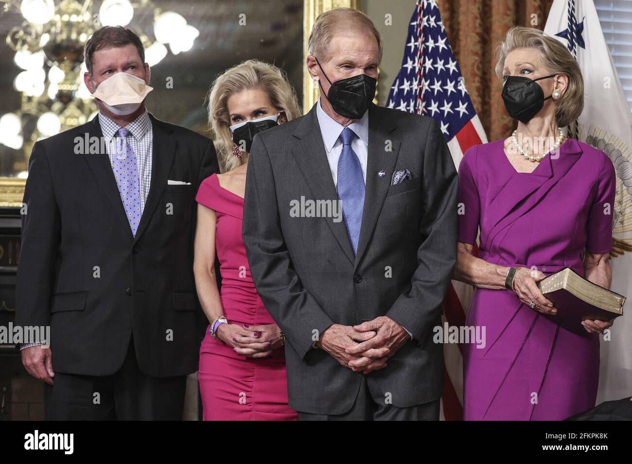 Bill Nelson, ex senatore democratico della Florida e amministratore della National Aeronautics and Space Administration (NASA), parla dopo una cerimonia di giuramento con il vice presidente americano Kamala Harris nell'Eisenhower Executive Office Building a Washington, D.C., USA, il 3 maggio 2021. Il Senato ha confermato Nelson il 29 aprile ed era stato presidente e membro di classifica della sottocommissione del Senato che sovrintende alla NASA. Accanto a Nelson, da sinistra, suo figlio Bill Nelson Jr., sua figlia Nan Ellen Nelson e sua moglie Grace Nelson. Foto di Oliver Contreras/piscina/ABACAPRESS.COM Foto Stock