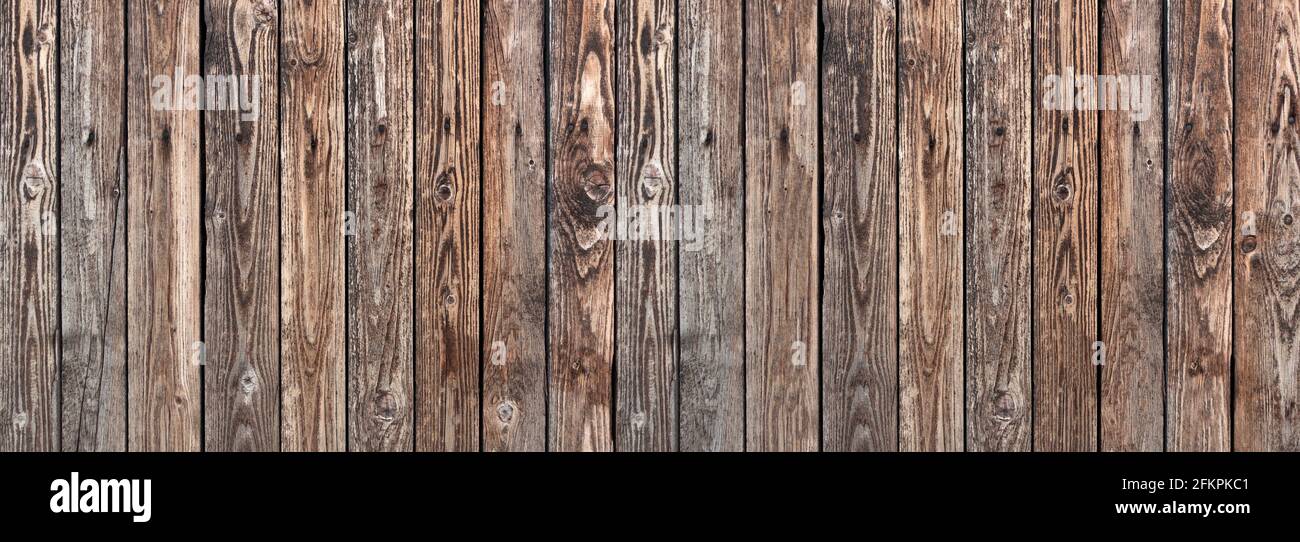 Rustico vecchio muro di legno marrone grigio in primo piano panoramico Foto Stock Rustico vecchio muro di legno marrone grigio in primo piano panoramico Foto Stock