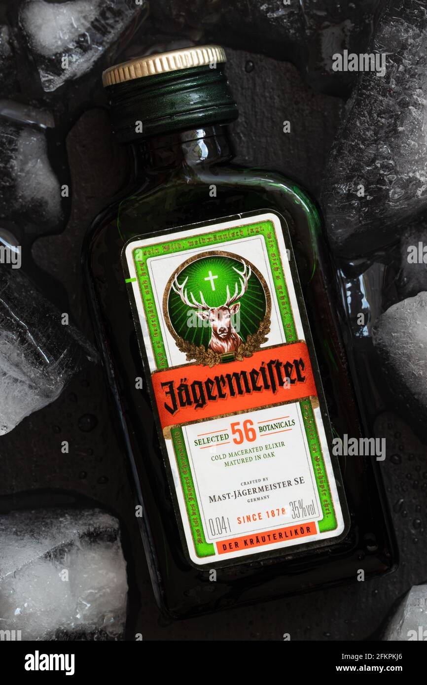 Hannover, Germania - 3 maggio 2021: Bottiglia di Jägermeister, bevanda digestiva tedesca a base di 56 erbe e spezie Foto Stock