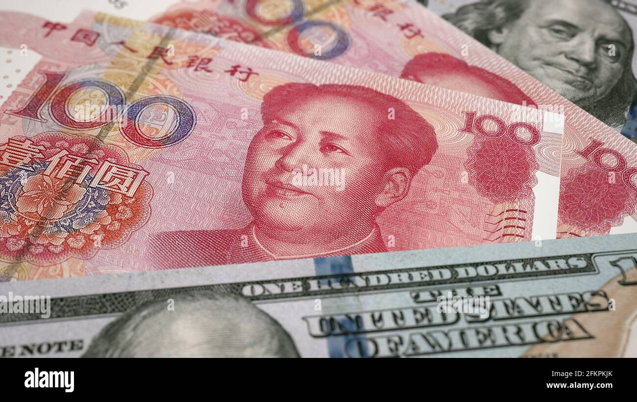 Sfondo della valuta. Primo piano di 100 dollari americani e 100 banconote cinesi Yuan. Profondità di campo poco profonda. Rendering 3D Foto Stock