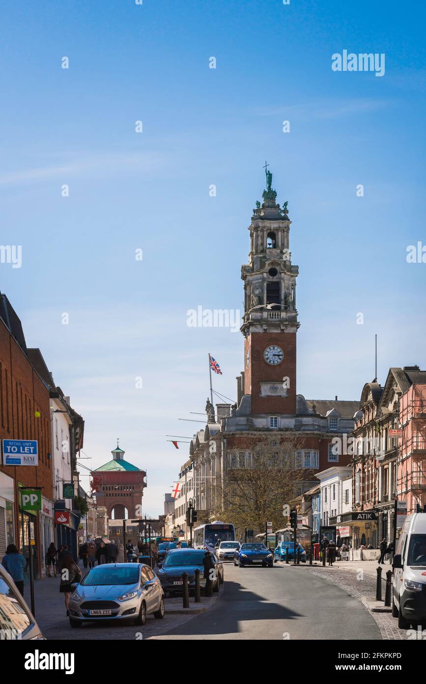 Colchester Essex, vista in estate di Colchester High Street che mostra la torre dell'orologio del Municipio Vittoriano e la torre Jumbo contro lo skyline, Essex UK Foto Stock