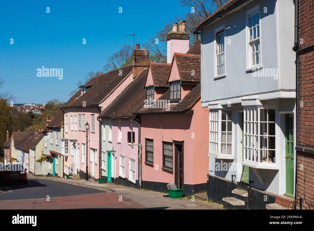 Colchester Essex Inghilterra, vista di proprietà d'epoca colorata che fiancheggiano una strada nel quartiere olandese della città vecchia di Colchester, Essex, Regno Unito Foto Stock