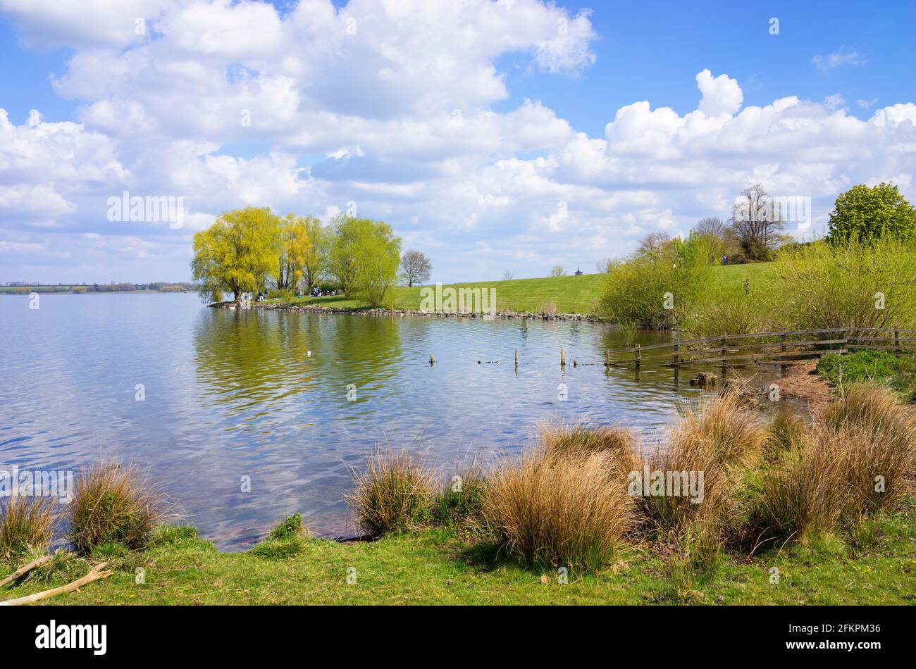 Famiglie che hanno un picnic sulle rive del Rutland Water Lago artificiale vicino a Oakham Rutland Inghilterra GB Europa Foto Stock