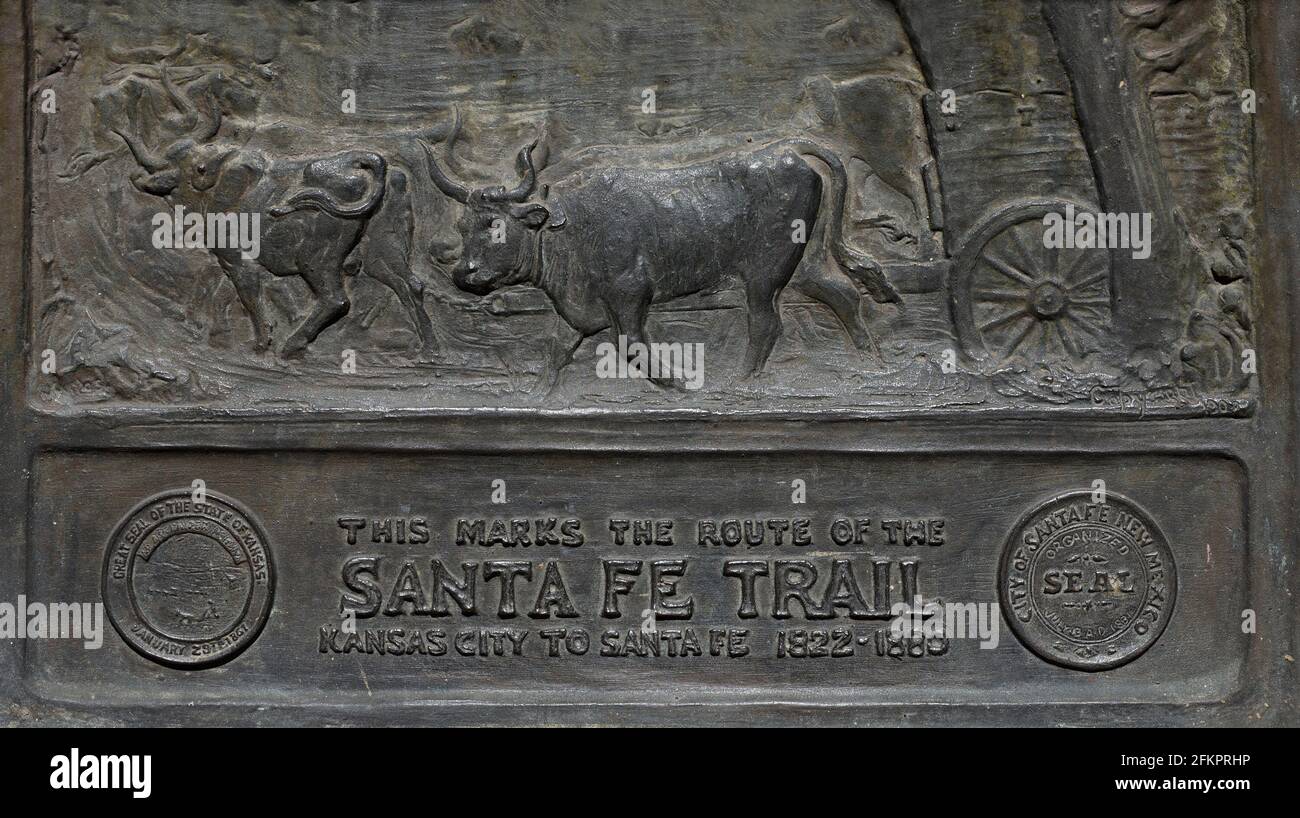 Una placca di metallo segna la fine dello storico Santa Fe Trail del XIX secolo che ha portato coloni ed esploratori dal Missouri a Santa Fe, New Mexico. Foto Stock