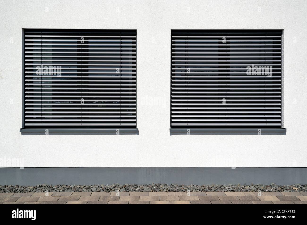 persiane chiuse nell'edificio degli uffici Foto Stock