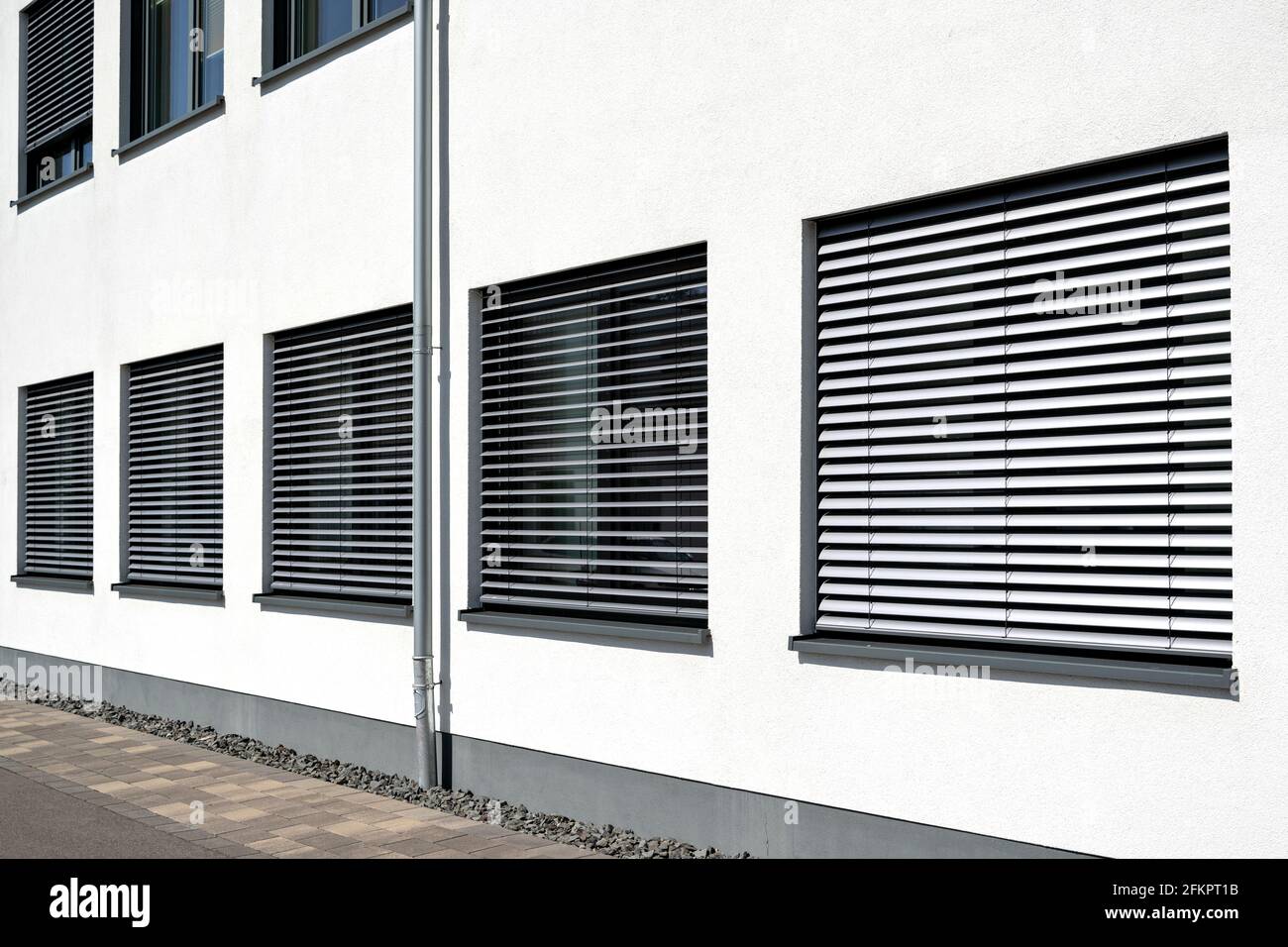 persiane chiuse nell'edificio degli uffici Foto Stock