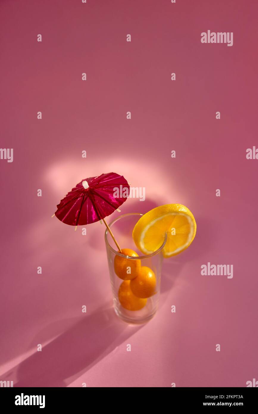 cocktail vitaminico con frutta in vetro. concetto di stile di vita sano. foto verticale Foto Stock