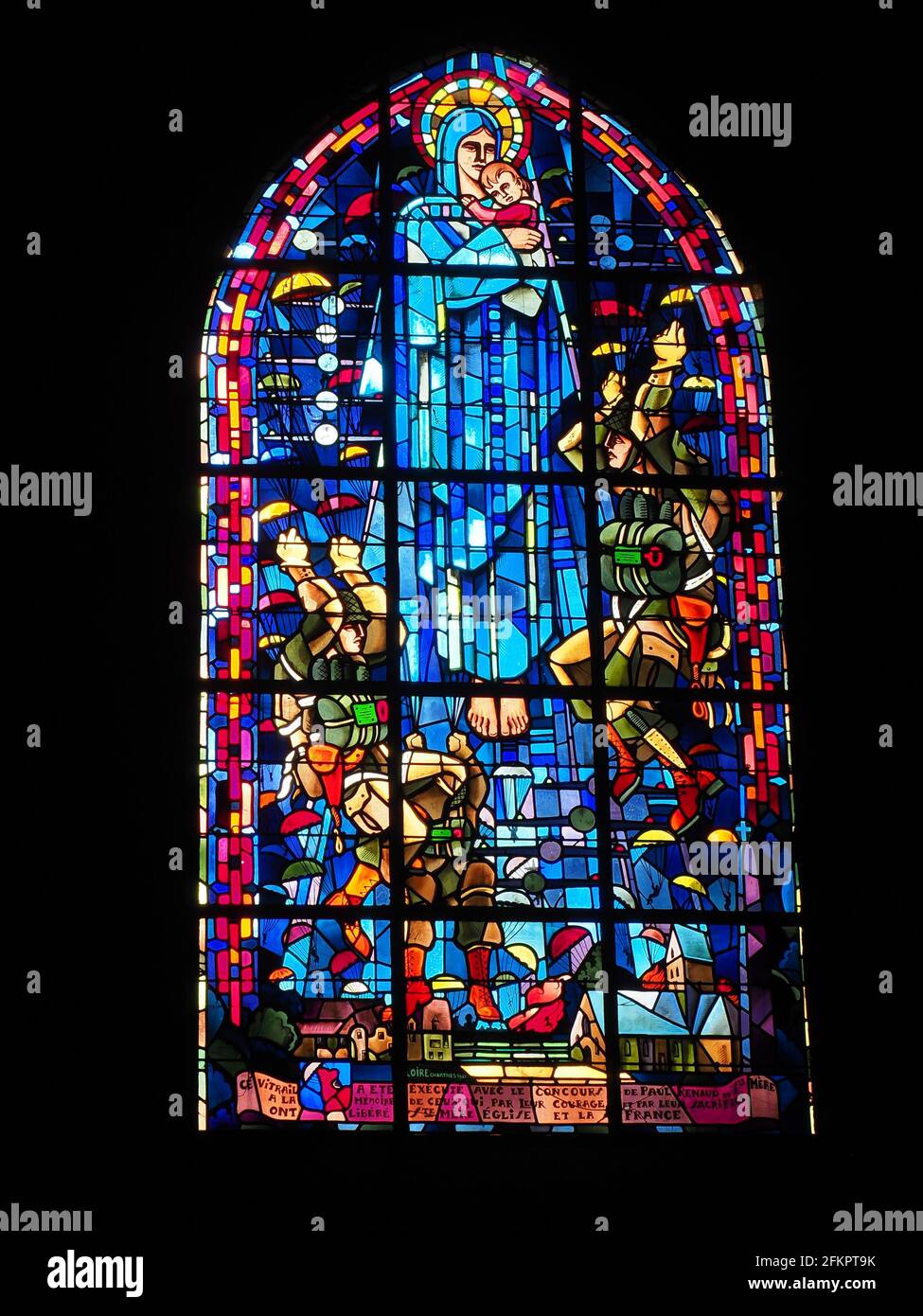 Paratroop vetrate memoriale nella chiesa di St Mere Eglise, Normandia Foto Stock