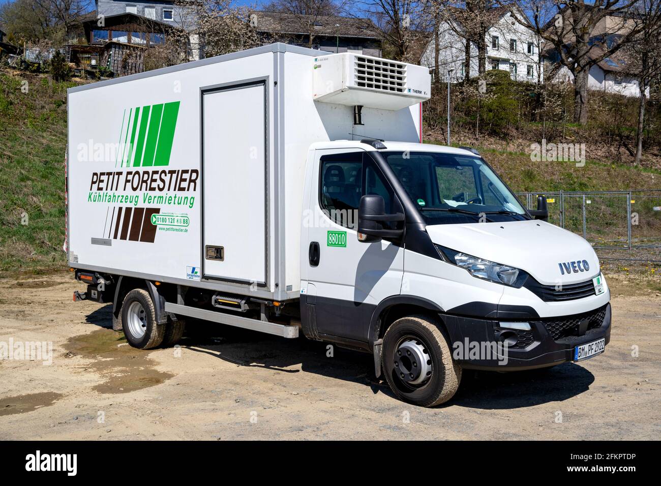 Petit Forestier Iveco pulmino giornaliero. Petit Forestier è il leader europeo nel noleggio di veicoli refrigerati e container. Foto Stock