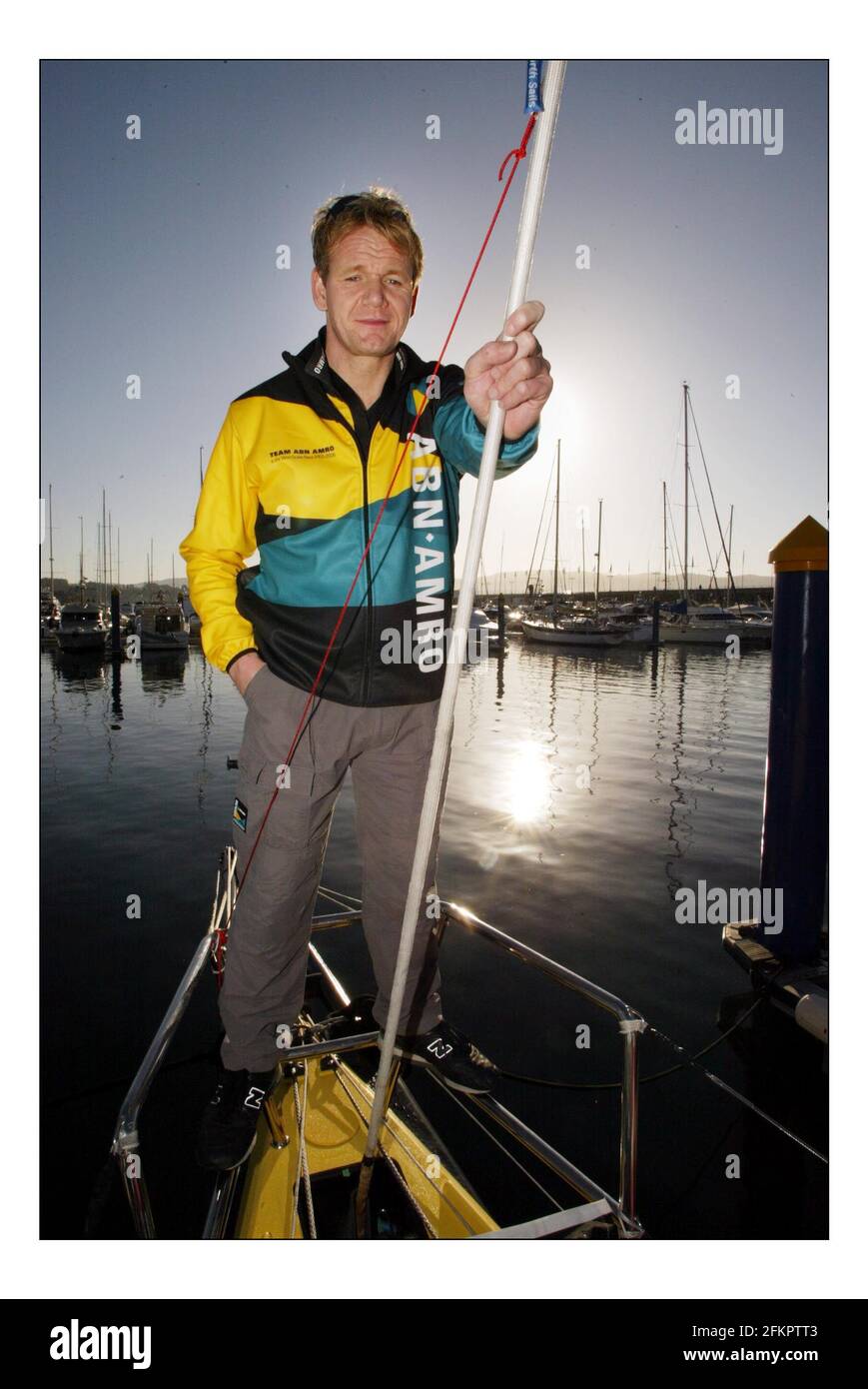 Gordon Ramsay è entrato a far parte del team ABN AMRO nella Volvo Ocean Race come consulente alimentare per il team olandese. Cercherà di migliorare il gusto e il contenuto nutricianale del cibo essiccato a bordo. Gordon ha potuto assistere alla gara di squadra nella prima gara in porto della gara mondiale di Sanxenxo sulla costa settentrionale della Spagna.pic David Sandison 4+5/11/2005 Foto Stock