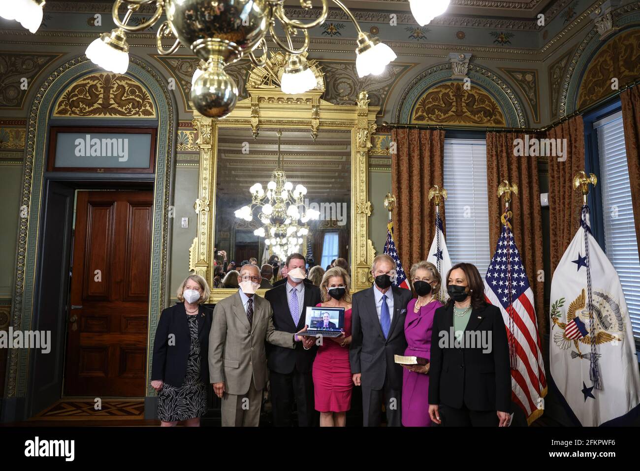 Il vicepresidente americano Kamala Harris, a destra, si pone per una foto in seguito ad una cerimonia di giuramento di Bill Nelson, ex senatore democratico della Florida e amministratore della National Aeronautics and Space Administration (NASA), secondo da destra, accanto a Nelson, da sinistra, attuale candidato per il vice amministratore della NASA Pam Melroy, Ex amministratore della NASA sotto Obama-Biden Charlie Bolden, suo figlio Bill Nelson Jr., sua figlia Nan Ellen Nelson, ex amministratore della NASA Jim Bridenstine, virtuale da un portatile, e sua moglie, Grace Nelson in, che detiene la bibbia, nel Eisenhower Executive Office B. Foto Stock