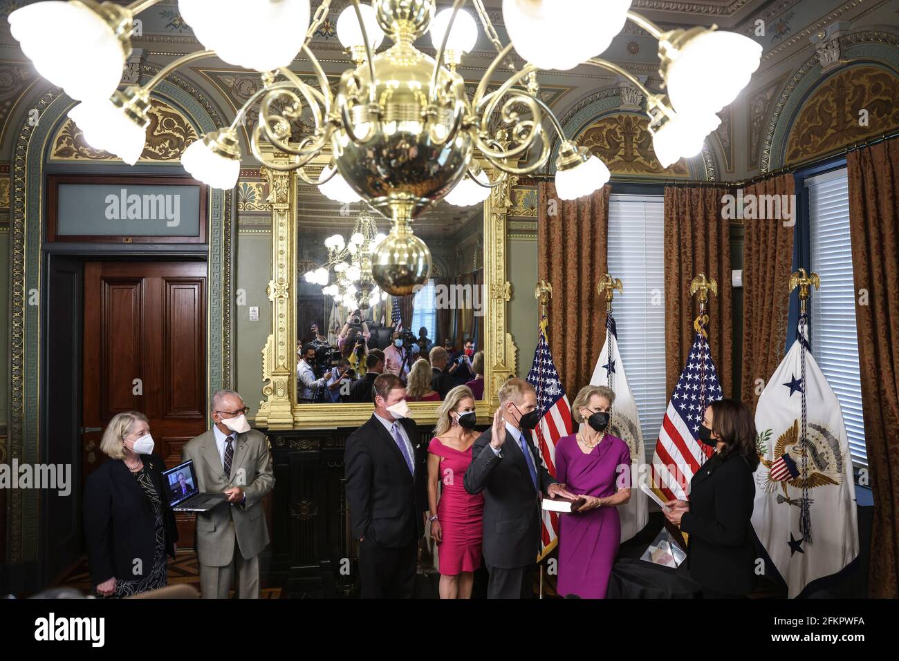 Il Vice Presidente degli Stati Uniti Kamala Harris, giurato di destra a Bill Nelson, a sinistra, ex Senatore democratico della Florida e amministratore della National Aeronautics and Space Administration (NASA), insieme a sua moglie Grace Nelson, che detiene la bibbia, nel Eisenhower Executive Office Building a Washington, DC, Stati Uniti, il 3 maggio 2021. Il Senato ha confermato Nelson il 29 aprile ed era stato presidente e membro di classifica della sottocommissione del Senato che sovrintende alla NASA. Credit: Oliver Contreras/Pool via CNP /MediaPunch Foto Stock