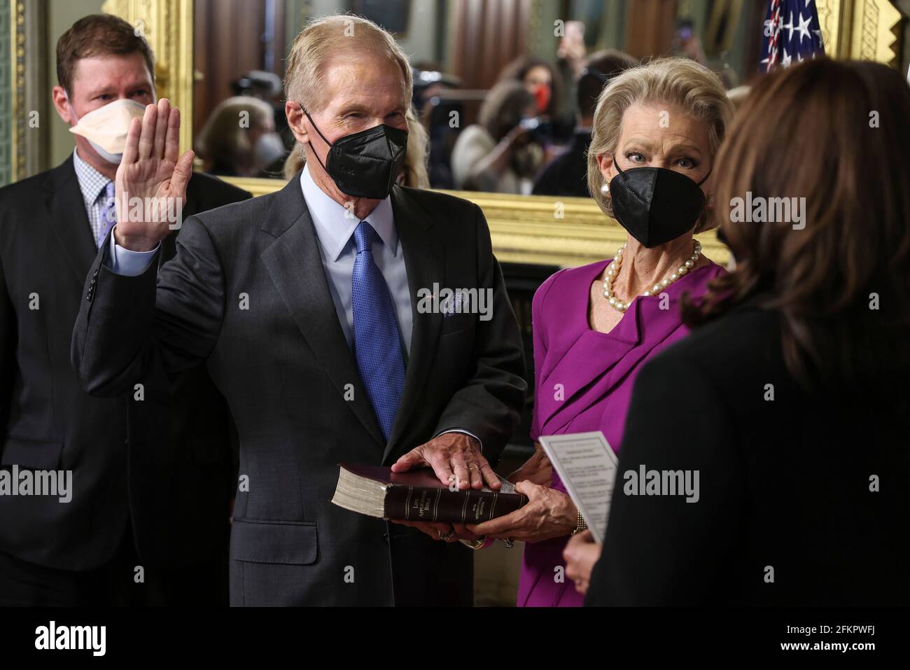 Il Vice Presidente degli Stati Uniti Kamala Harris, giurato di destra a Bill Nelson, a sinistra, ex Senatore democratico della Florida e amministratore della National Aeronautics and Space Administration (NASA), insieme a sua moglie Grace Nelson, che detiene la bibbia, nel Eisenhower Executive Office Building a Washington, DC, Stati Uniti, il 3 maggio 2021. Il Senato ha confermato Nelson il 29 aprile ed era stato presidente e membro di classifica della sottocommissione del Senato che sovrintende alla NASA. Credit: Oliver Contreras/Pool via CNP /MediaPunch Foto Stock