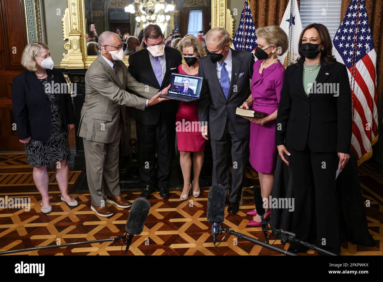 Il vicepresidente americano Kamala Harris, a destra, si pone per una foto in seguito ad una cerimonia di giuramento di Bill Nelson, ex senatore democratico della Florida e amministratore della National Aeronautics and Space Administration (NASA), secondo da destra, accanto a Nelson, da sinistra, attuale candidato per il vice amministratore della NASA Pam Melroy, Ex amministratore della NASA sotto Obama-Biden Charlie Bolden, suo figlio Bill Nelson Jr., sua figlia Nan Ellen Nelson, ex amministratore della NASA Jim Bridenstine, virtuale da un portatile, e sua moglie, Grace Nelson, che detiene la bibbia, nel Eisenhower Executive Office Buil Foto Stock