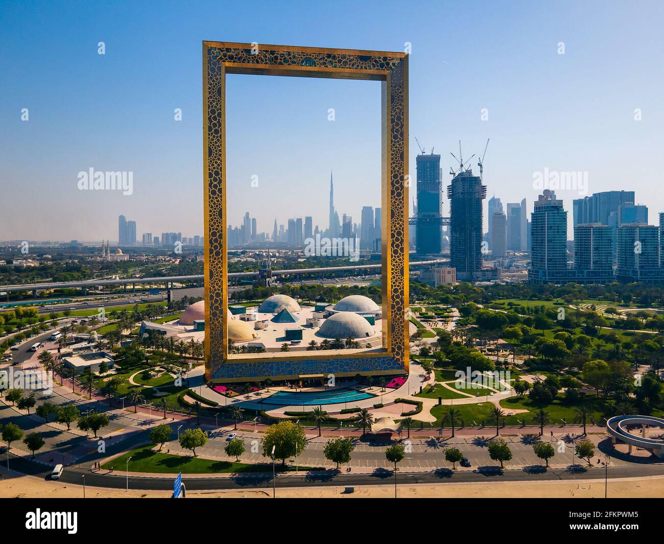 Dubai, Emirati Arabi Uniti, 19 aprile 2021: Skyline di Dubai visto attraverso il Dubai Frame Building con il parco Zabeel e vista aerea dello skyline di Dubai Foto Stock