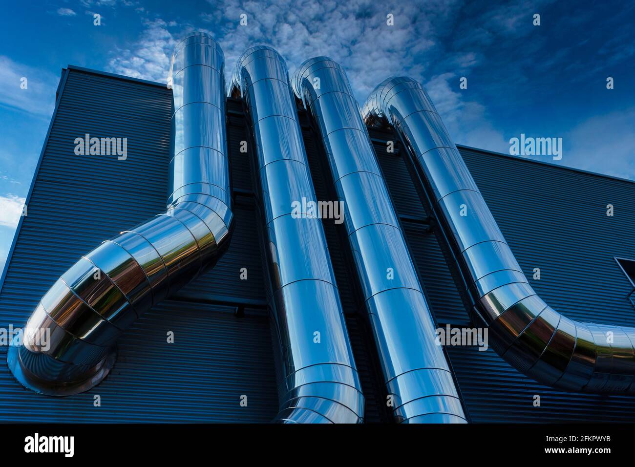 Tubi in alluminio all'esterno di un edificio Foto Stock