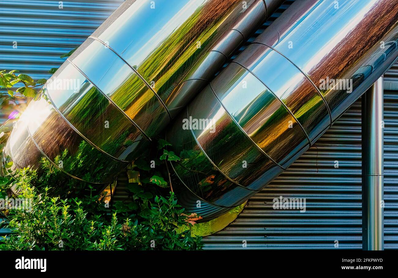 Tubi in alluminio all'esterno di un edificio Foto Stock