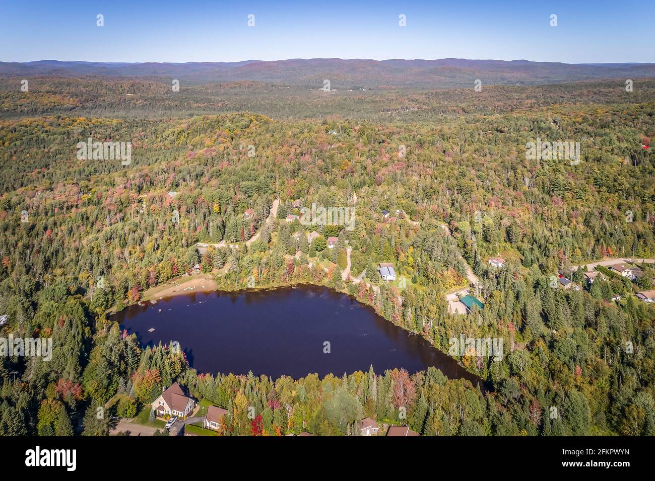 Una bella giornata al lago di Laurentides Foto Stock