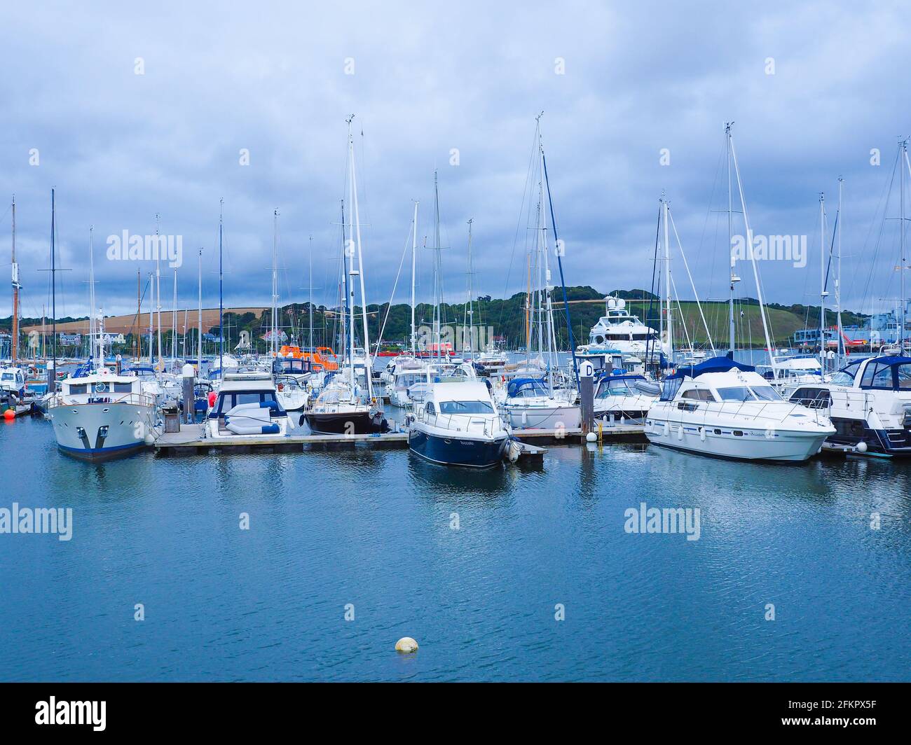 Barche nel porto di Falmouth Foto Stock