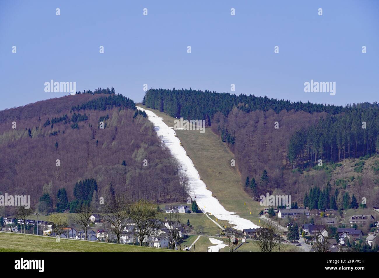Area sciistica di Willingen, Sauerland. Pista da sci creata artificialmente in primavera. Area degli sport invernali nella Renania Settentrionale-Vestfalia, Germania. Foto Stock