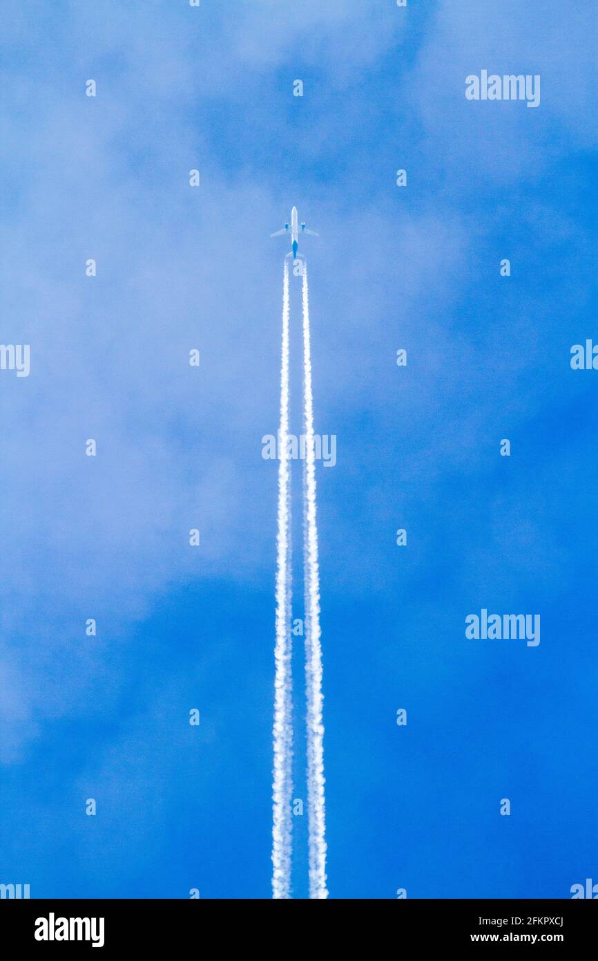 Aereo aereo contro cielo blu prendendo di con percorso vapore sentieri Foto Stock
