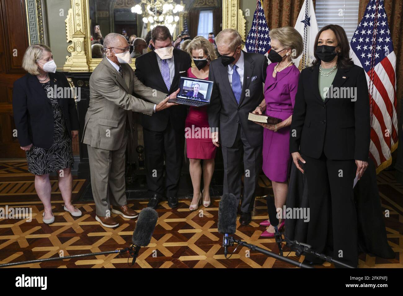 Il vicepresidente americano Kamala Harris, a destra, si pone per una foto in seguito ad una cerimonia di giuramento di Bill Nelson, ex senatore democratico della Florida e amministratore della National Aeronautics and Space Administration (NASA), secondo da destra, accanto a Nelson, da sinistra, attuale candidato per il vice amministratore della NASA Pam Melroy, Ex amministratore della NASA sotto Obama-Biden Charlie Bolden, suo figlio Bill Nelson Jr., sua figlia Nan Ellen Nelson, ex amministratore della NASA Jim Bridenstine, virtuale da un portatile, e sua moglie, Grace Nelson in, che detiene la bibbia, nel Eisenhower Executive Office B. Foto Stock